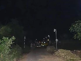 No Poverty Under The Street Lamp, Only Hope Of Wealth.